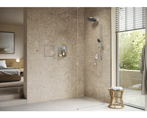 Modernes Badezimmer mit ebenerdiger Dusche, Natursteinfliesen und angrenzendem Schlafzimmer