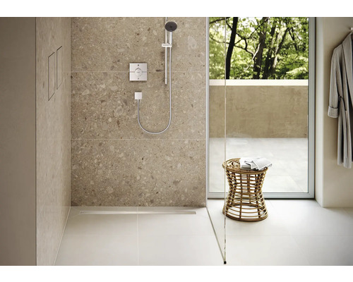 Modernes Badezimmer mit Dusche, Duscharmatur und Hocker