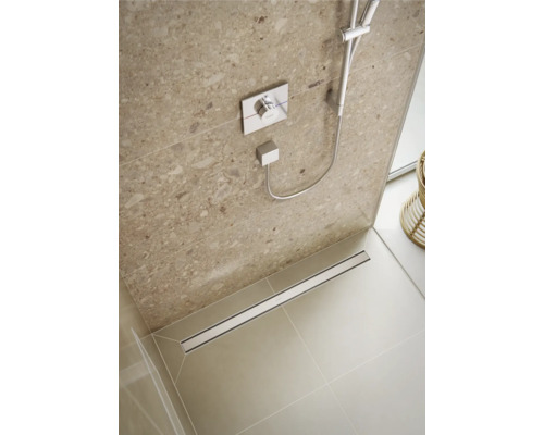 Begehbare Dusche mit Duschrinne und Armatur