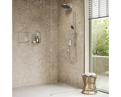 Begehbare Dusche mit Brausegarnitur, Ablageflächen und Hocker im Badezimmer