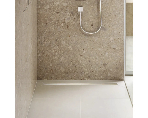 Begehbare Dusche mit Wand- und Bodenfliesen sowie Duschrinne