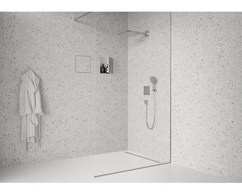 Moderne Dusche mit Duschkopf, Handbrause und Bademantel