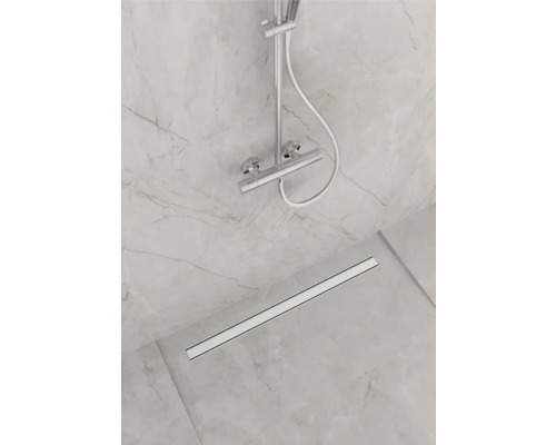 Duschrinne und Duscharmatur in einem modernen Badezimmer.