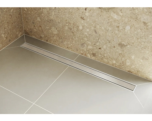 Salle de bains avec carrelage et caniveau de douche en acier inoxydable