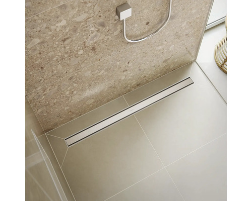 Salle de bain avec caniveau de douche et carrelage