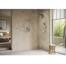 Modernes Badezimmer mit ebenerdiger Dusche, Natursteinfliesen und angrenzendem Schlafzimmer