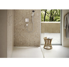 Modernes Badezimmer mit Dusche, Hocker und Fliesen