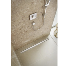 Begehbare Dusche mit Ablaufrinne, Armatur und Wandfliesen