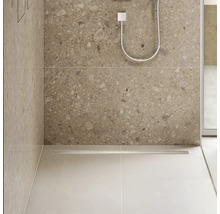 Badezimmer mit ebenerdiger Dusche und Ablaufrinne