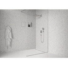 Badezimmer mit Dusche, Duschkopf, Handbrause, Duschrinne, Bademantel und Ablageflächen