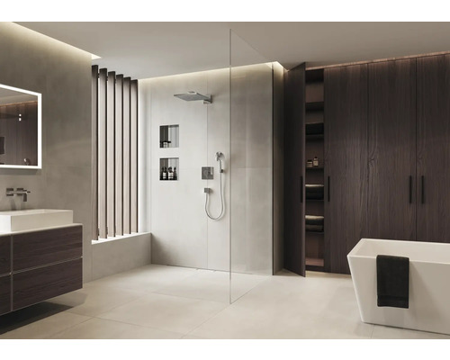 Helles Badezimmer mit Dusche, Waschtisch, Spiegel, Badewanne und Holzschrank