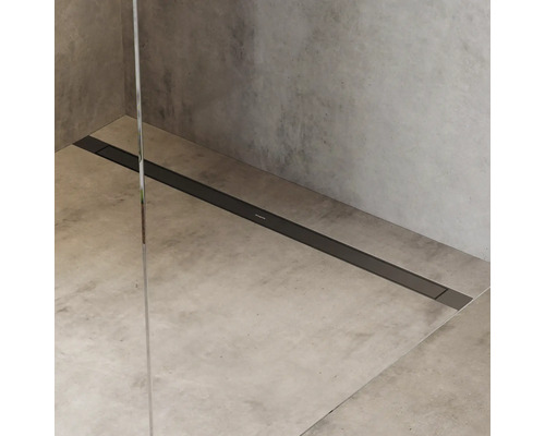 Caniveau de douche en acier inoxydable dans une salle de bains