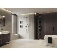 Helles Badezimmer mit Dusche, Waschtisch und Badewanne