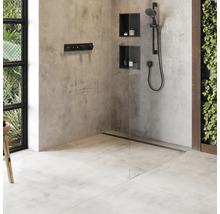 Badezimmer mit Dusche, Armaturen, Regalen und Pflanzen