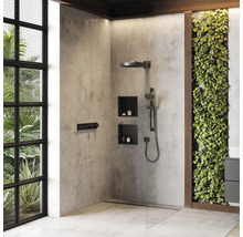 Badezimmer mit Dusche, Armatur und Pflanzendekoration