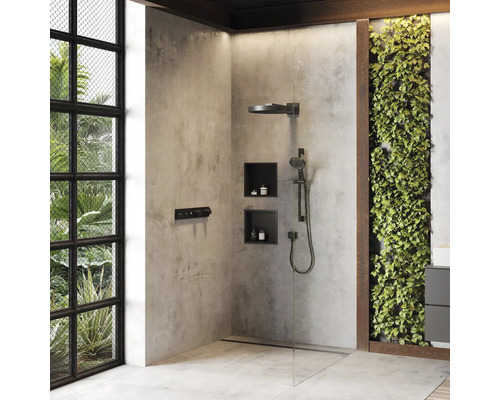 Badezimmer mit Dusche, Armatur und Pflanzendekoration