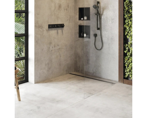 Badezimmer mit Dusche, Armatur und Ablagefächern.