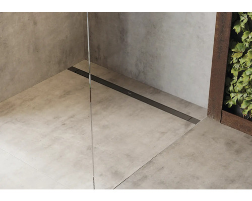 Cabine de douche plain-pied avec caniveau d''évacuation