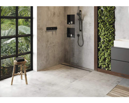 Salle de bain avec douche, lavabo, miroir, fenêtre et tabouret