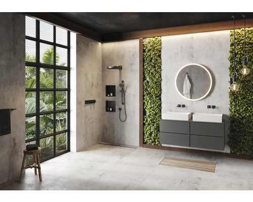 Salle de bains avec douche, meuble-lavabo avec deux vasques, miroir et végétation