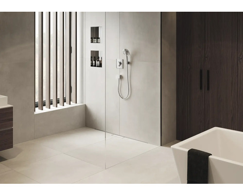 Salle de bains moderne avec douche, baignoire et lavabo