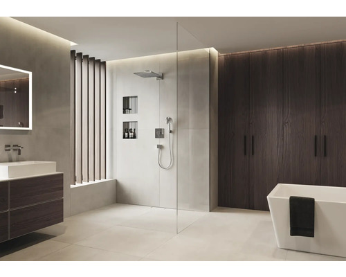 Modernes Badezimmer mit Dusche, Waschtisch und Badewanne für ein helles, geräumiges Ambiente