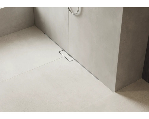 Bodenebene Dusche mit Duschrinne aus Metall
