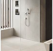 Begehbare Dusche mit Handbrause und eingelassenen Regalen