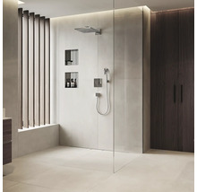 Begehbare Dusche mit Kopfbrause und Handbrause sowie Ablagenischen und Holzelementen
