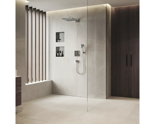 Begehbare Dusche mit Kopfbrause und Handbrause sowie Ablagenischen und Holzelementen