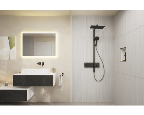 Modernes Badezimmer mit Waschtisch, Spiegel mit Beleuchtung und Duscharmatur.