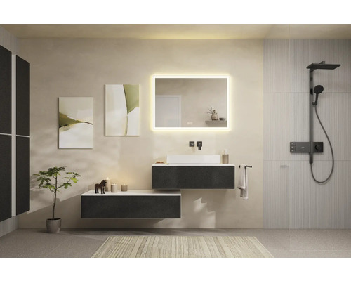 Helles Badezimmer mit Waschtisch, Spiegel mit Beleuchtung und Dusche