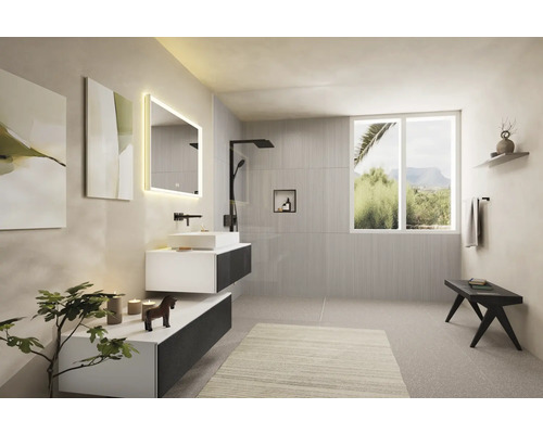 Helles Badezimmer mit Waschtisch, Spiegel mit Beleuchtung, Dusche und Fenster mit Blick ins Grüne.