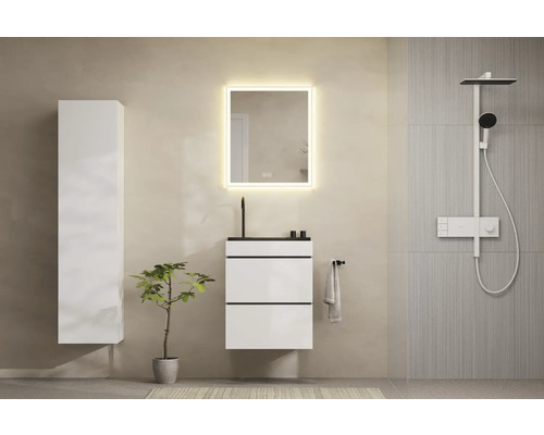 Modernes Badezimmer mit Waschtisch, Spiegelschrank mit Beleuchtung, Hochschrank und Duscharmatur