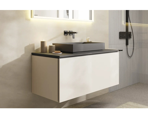 Modernes Badezimmer mit Waschbecken, Armatur, Unterschrank und Dusche