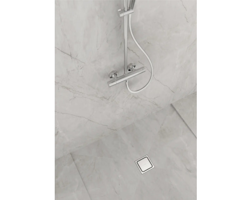 Salle de bain avec robinetterie de douche et siphon de sol carré