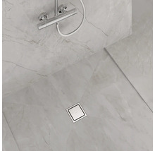 Salle de bains avec robinetterie de douche et siphon de sol