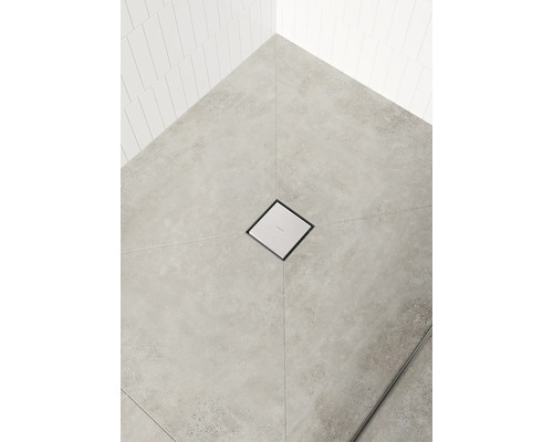 Douche à l''italienne avec évacuation carrée dans une salle de bain moderne