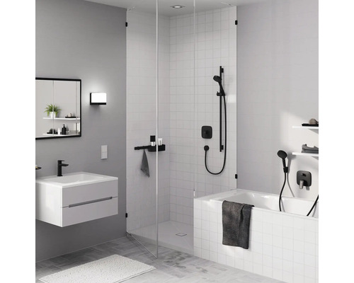 Salle de bain avec baignoire, douche, lavabo, armoire de toilette et serviettes