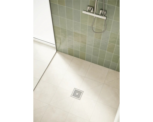 Douche à l''italienne avec carrelage et drain de douche