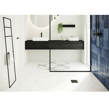 Salle de bain moderne avec lavabo, miroir, porte-serviettes et douche
