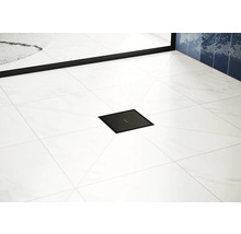 Receveur de douche carré en métal dans la salle de bain