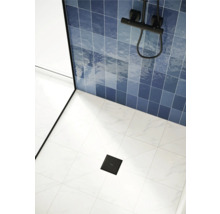 Douche à l''italienne avec carrelage bleu et siphon de douche noir