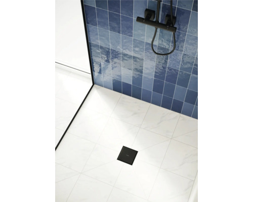 Begehbare Dusche mit blauen Fliesen und schwarzem Duschablauf