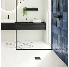 Salle de bain moderne avec lavabo, miroir, douche et carreaux bleus