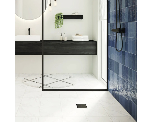 Modernes Badezimmer mit Waschtisch, Spiegel, Dusche und blauen Fliesen