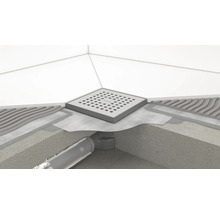 Exemple d''installation d''un caniveau de douche Hansgrohe avec couvercle carré et système de tuyauterie sous-jacent.