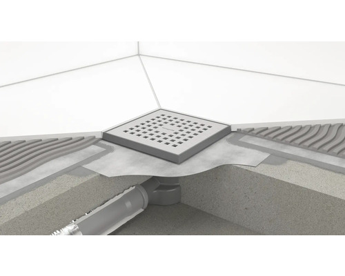 Exemple d''installation d''un caniveau de douche Hansgrohe avec couvercle carré et système de tuyauterie sous-jacent.