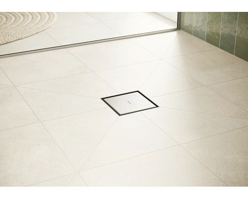 Douche à l''italienne avec siphon de douche carré en métal et sol carrelé