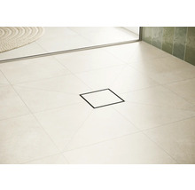 Salle de bain avec drain de sol carré dans la zone de douche